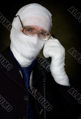 Man in bandage calling on phone