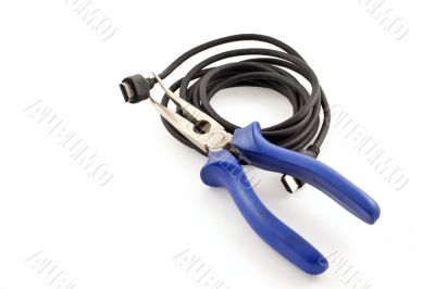 HDMI cable and a nippers