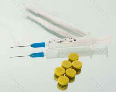 Syringe, tablet and powder of drug