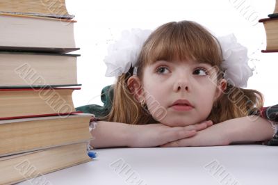 Schoolgirl is looking at the books.