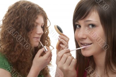 female teenagers making up with Lippgloss female teenagers making up with Lippgloss