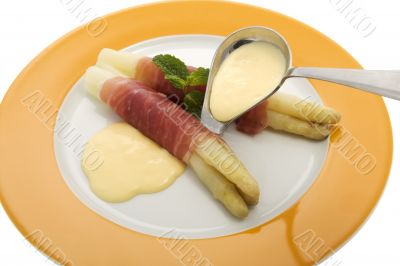 asparagus with parma hams and sauce Hollondaise