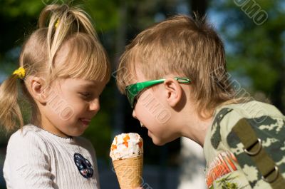 Children eat icecream