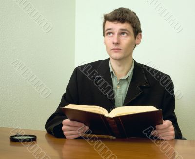 Man read book