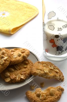 Peanut cookies with milk
