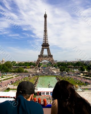 Couple looking at the Eiffel Tower