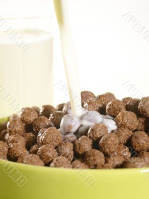 the chocolaten crunches into the green plate with glass of milk