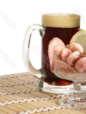 The ale mug with shrimp in the bowl on table