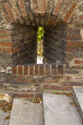 Loophole in wall with stairs (vertical)