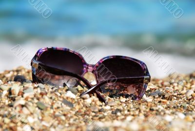 Sunglasses in pebble