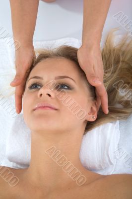facial massage to the girl