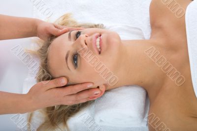 facial massage to the girl