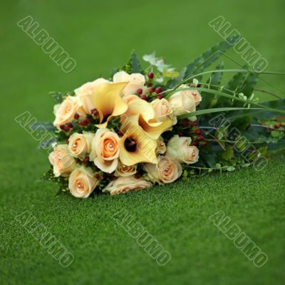  Bouquet of yellow callas and roses