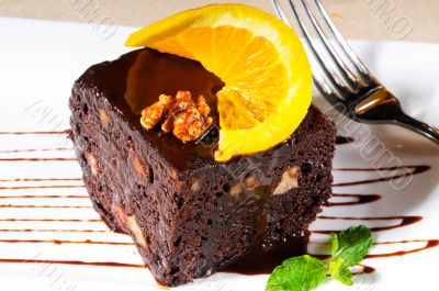 chocolate and walnuts cake