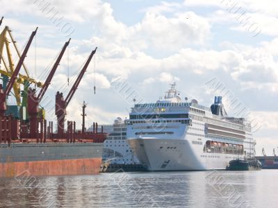 the big passenger ship in the trade port