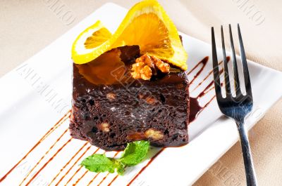 chocolate and walnuts cake