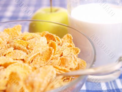 Cornflakes and milk 