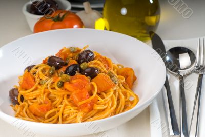 spaghetti pasta puttanesca