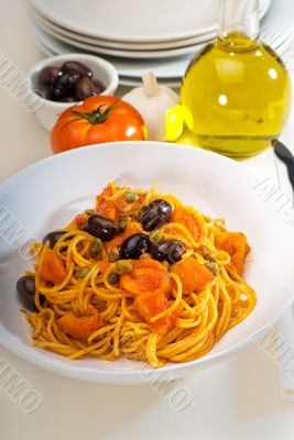 spaghetti pasta puttanesca