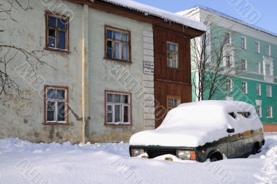 abandoned car 