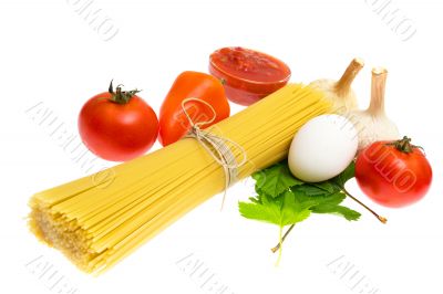 Raw spaghetti and few fresh tomatoes, pepper, egg, garlic