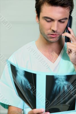 doctor giving informations about a patient`s case
