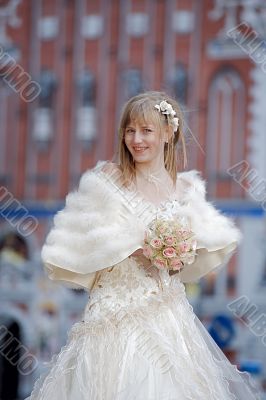 Bride with cream-colour rose bouquet