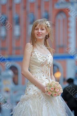 Bride with cream-colour rose bouquet