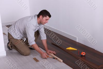 craftsman putting a wood flooring