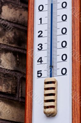 Outdoor thermometer closeup 