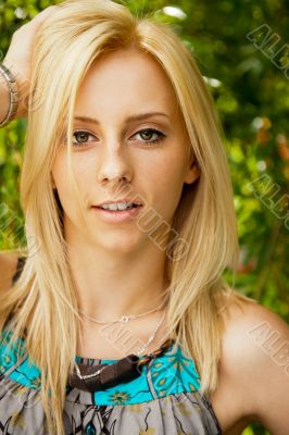 Portrait of a happy young woman posing in a park - Outdoor. Vert