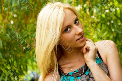 Portrait of a happy young woman posing in a park - Outdoor. Vert