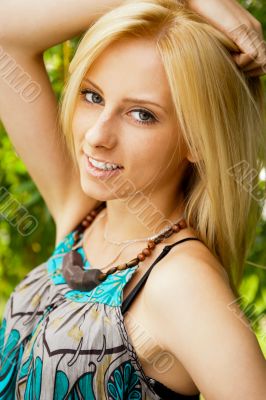 Portrait of a happy young woman posing in a park - Outdoor. Vert