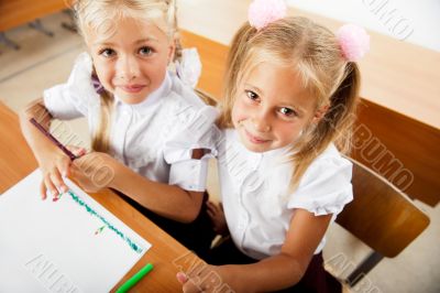 Little girls drawing pictur