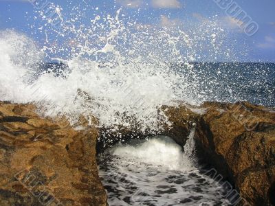 sea â€‹â€‹waves and the rocks