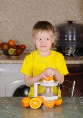 The child to wring out juice