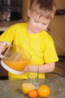 The child drinks juice