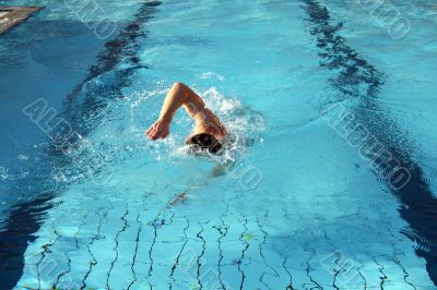 a man learn swim the crawl in water