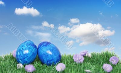 Decoration with blue eggs 