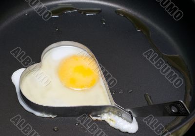 Fried egg in iron form heart crop