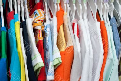 Shelving with varicoloured cloth