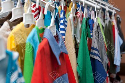 Shelving with varicoloured cloth