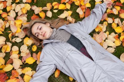 Beautiful girl rests upon autumn sheet