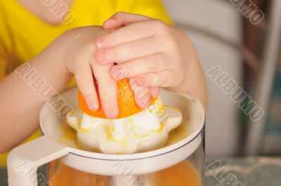 The child to wring out juice
