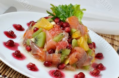Salmon salad with fruit
