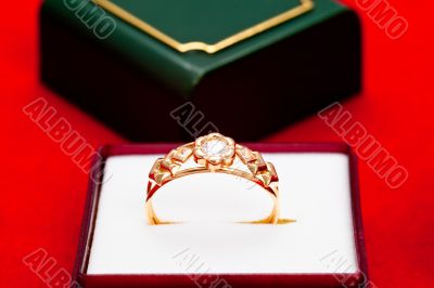 Gold ring with white zirconia enchased