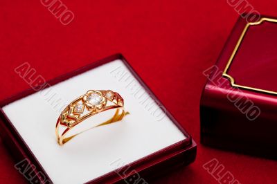 Gold ring with white zirconia enchased