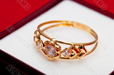 Gold ring with white zirconia enchased