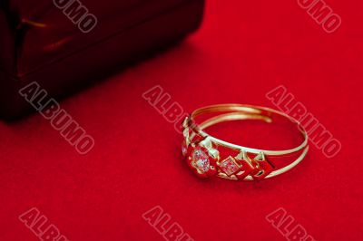 Gold ring with white zirconia enchased