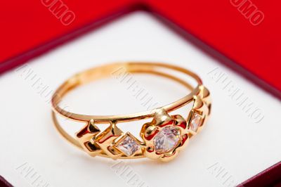 Gold ring with white zirconia enchased